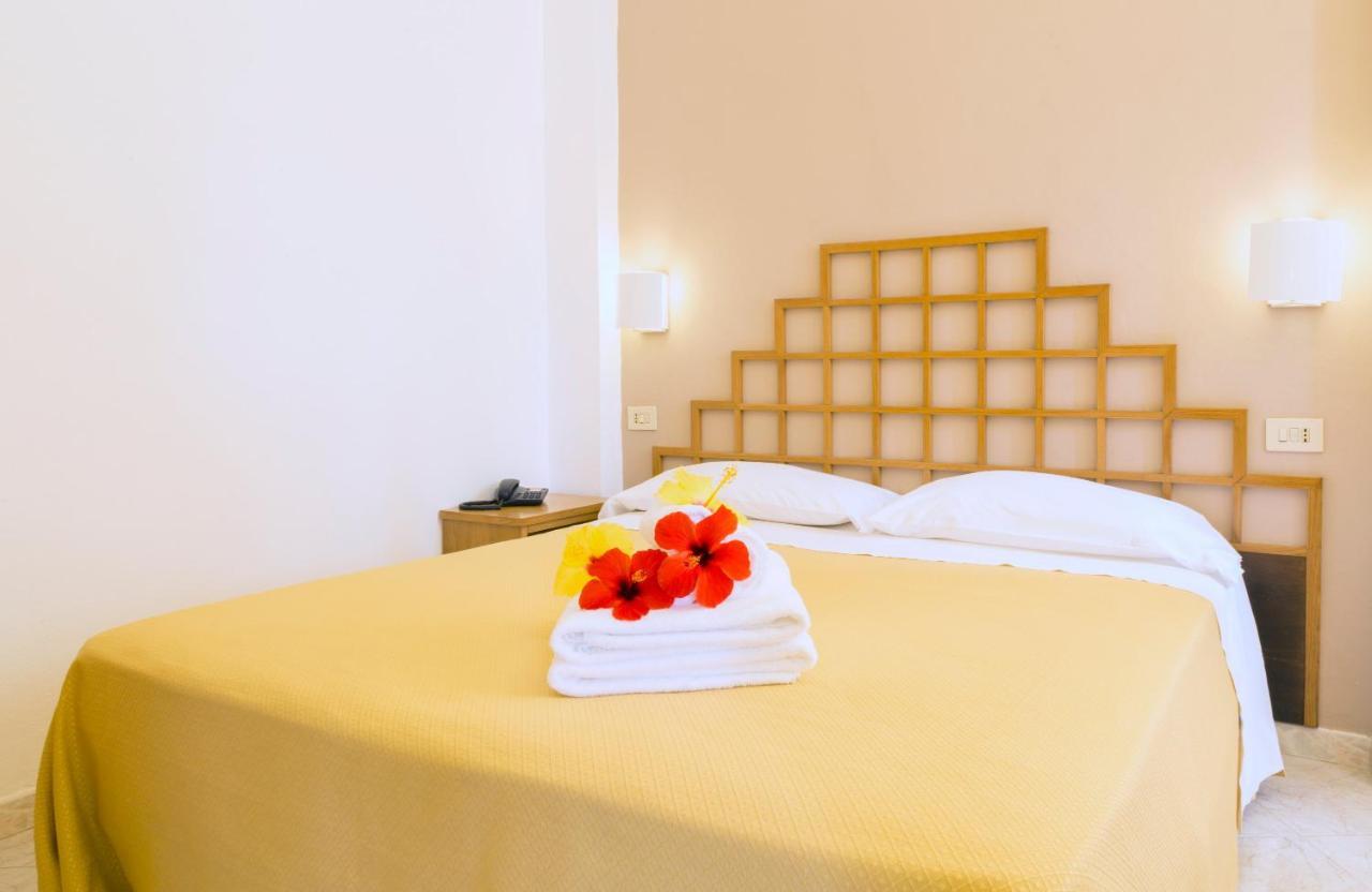 קאפו ואטיצ'אנו Hotel Villaggio Cala Di Volpe מראה חיצוני תמונה